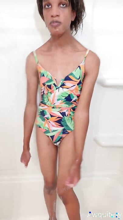 Fata transsexuală în costum de baie devine umedă și sălbatică