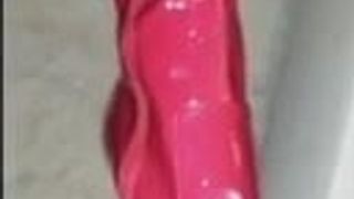 Rote PVC-Oberschenkel-Stiefel abspritzen