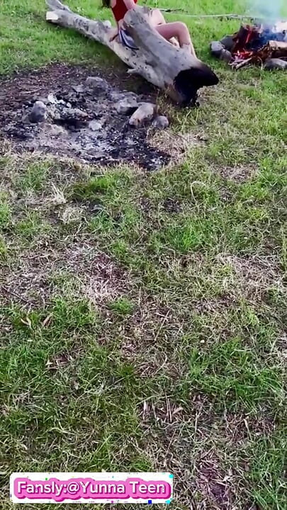 Ando sin bragas en la naturaleza. y me masturbo el coño emocionado junto al fuego