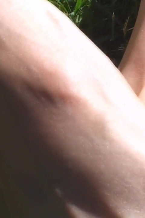 Nyllady barfuß auf dem gras in einem park gehen