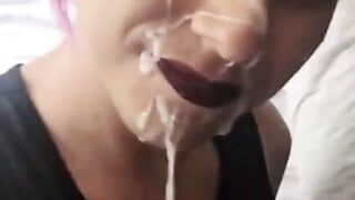 Sissy trap suce une bite pour obtenir un facial énorme