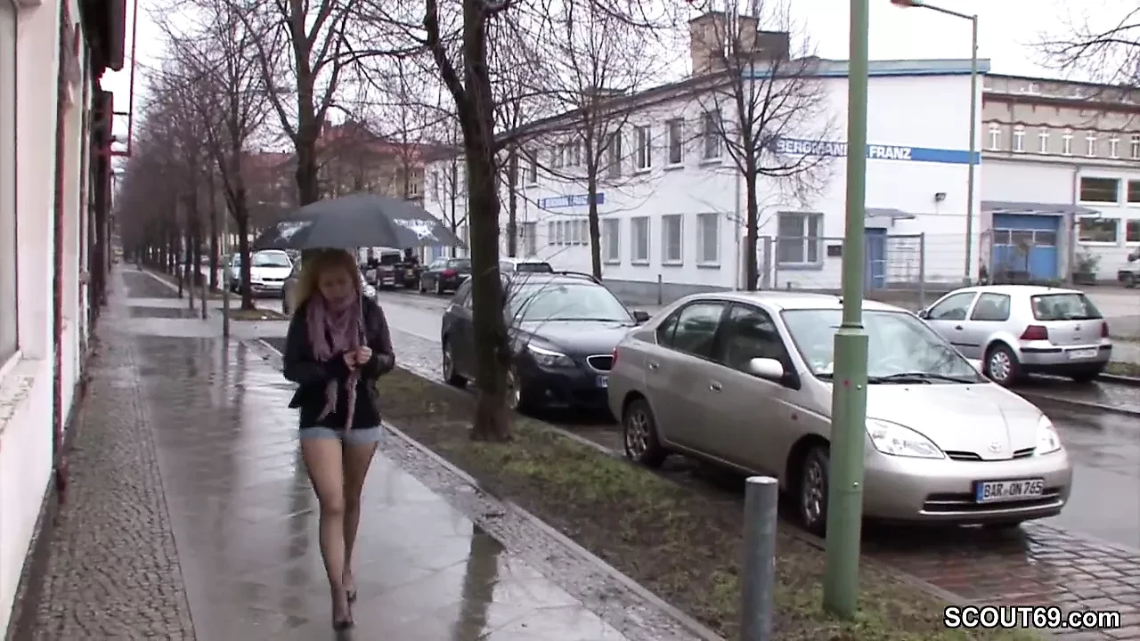 Teeny auf der Strasse angesprochen und fuer Geld gefickt