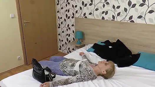 Секс в Германии со шлюховатой пумой с маленькими твердыми сиськами и волосами блондинки принимает его в рот от пожилого мужчины