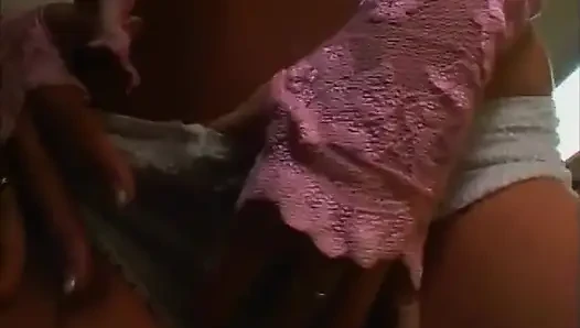 Cewek pirang menawan dengan toket besar dengan pakaian merah muda muasin dirinya sendiri
