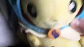 Brincando com pikachu de pelúcia