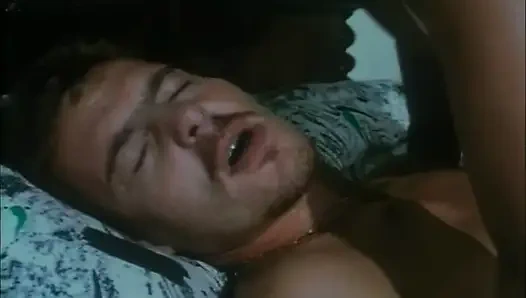 Ehemann genießt Ehefrau und Dienstmädchen in einem Dreier