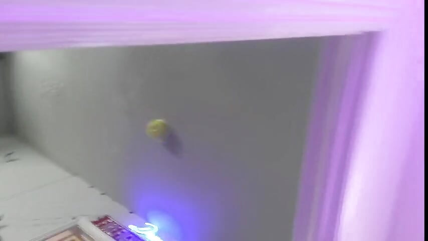 Zoey 波特兰色情明星在出庭前的浴室里玩弄她的阴户