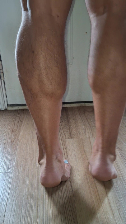 足と足を見せびらかす