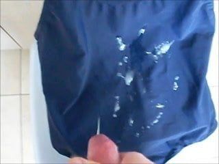 Cumming auf glänzendem blauem Badeanzug aus zweiter Hand