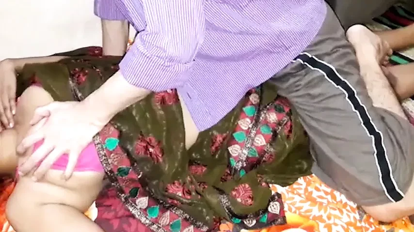 Soti hui bhabhi ki devar ne chudai kari