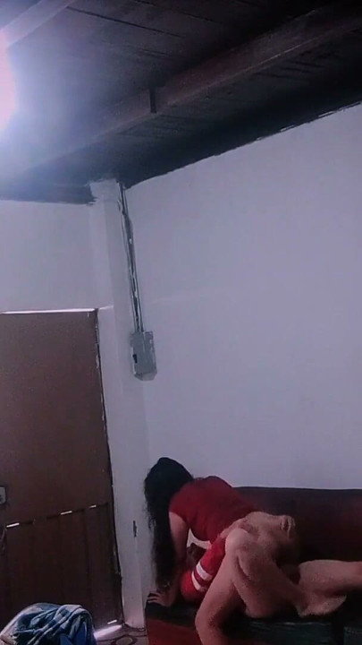 Hot Venezuelan lying on the sofa and her partner and she fucks very rich | Clip 1