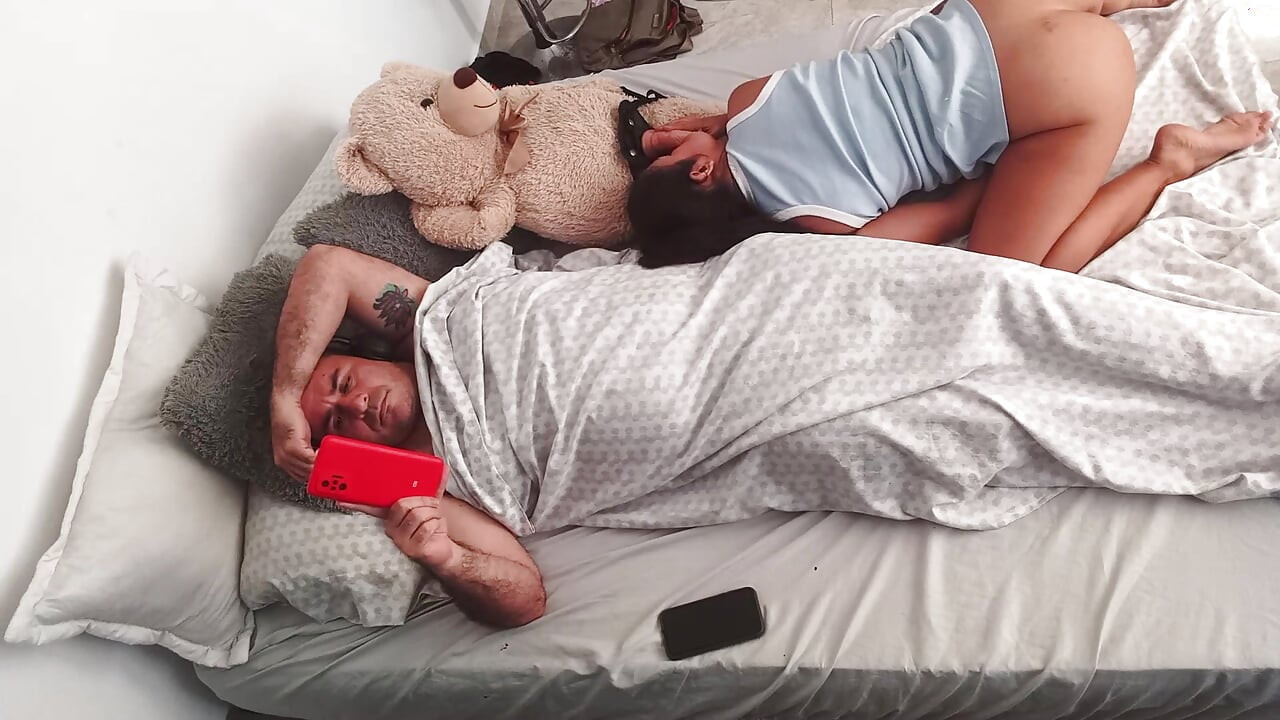 أمارس العادة السرية أمام زوج أمي قرنية ونصنع مقطع فيديو.