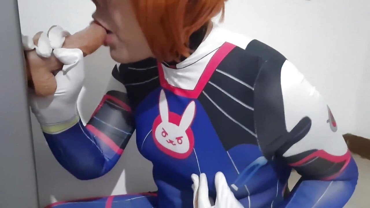 Plná verze: Femboy s Dvěma Cosplay a BDSM Nosehook kouří, jí mrdku a deepthroat na velké dildo