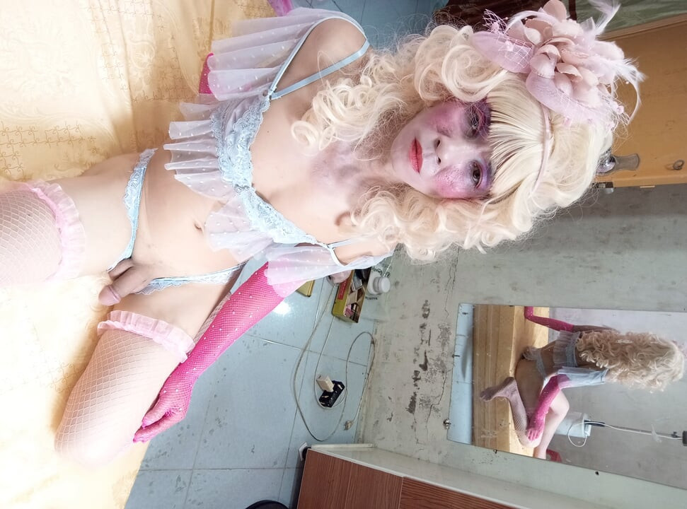 transseksualna Le ubrana w seksowne ubrania porno grając na stojąco.