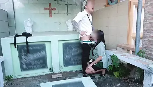 Une prof et une étudiante baisent dans un cimetière public