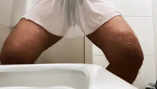 Crossdresser Con Un Gran Trasero En Minifalda Está Orinando