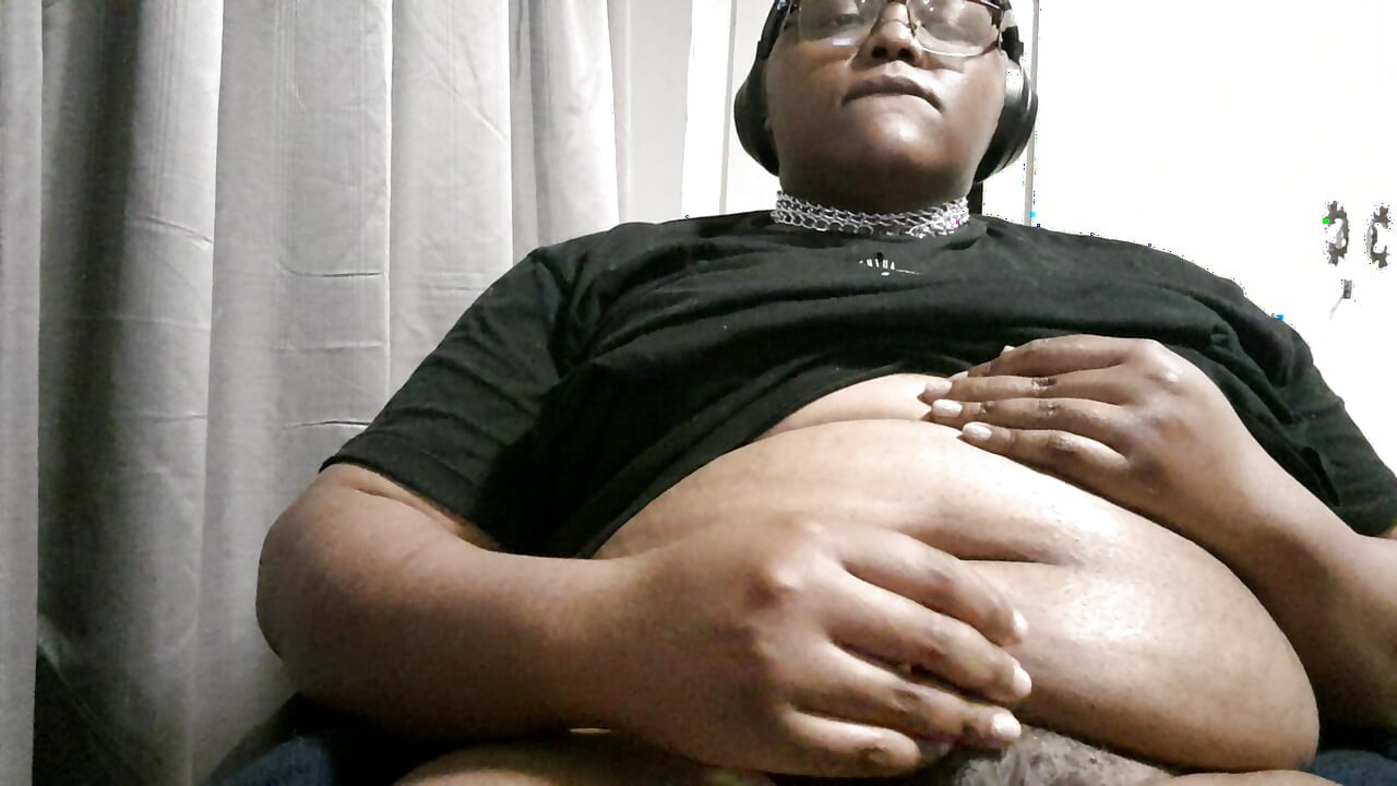 Черный транс смотрит порно и мастурбирует, часть 3