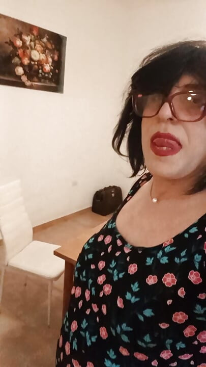 Transvestite cleans the fridge and eats his cum
