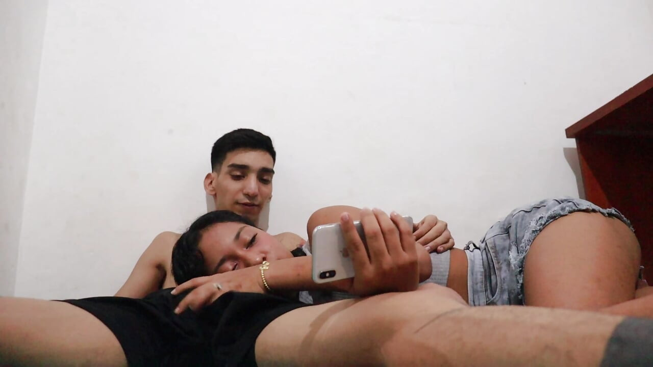 MI HERMOSA HERMANASTRA MORENA LATINA COLOMBIANA ME SEDUCE TOCANDO MI PENE MIENTRAS ESTAMOS SOLOS EN LA HABITACIÓN. PORNO EN ESPAÑOL