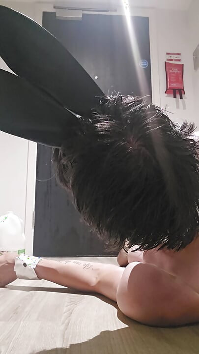 SissyBunny تنقیه شیر بزرگ می گیرد، سپس با دیلدوی غول پیکر وصل می کند و خود را دوست دارد