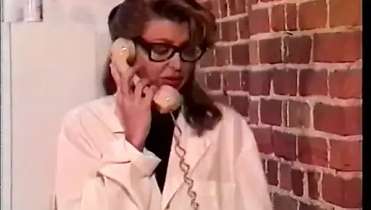 Похотливая брюнетка и здоровяк сосут один член на кухонном шкафе