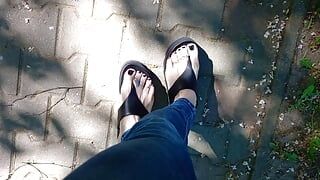 Ich zeige meine füße während eines morgenspaziergangs in der nachbarschaft
