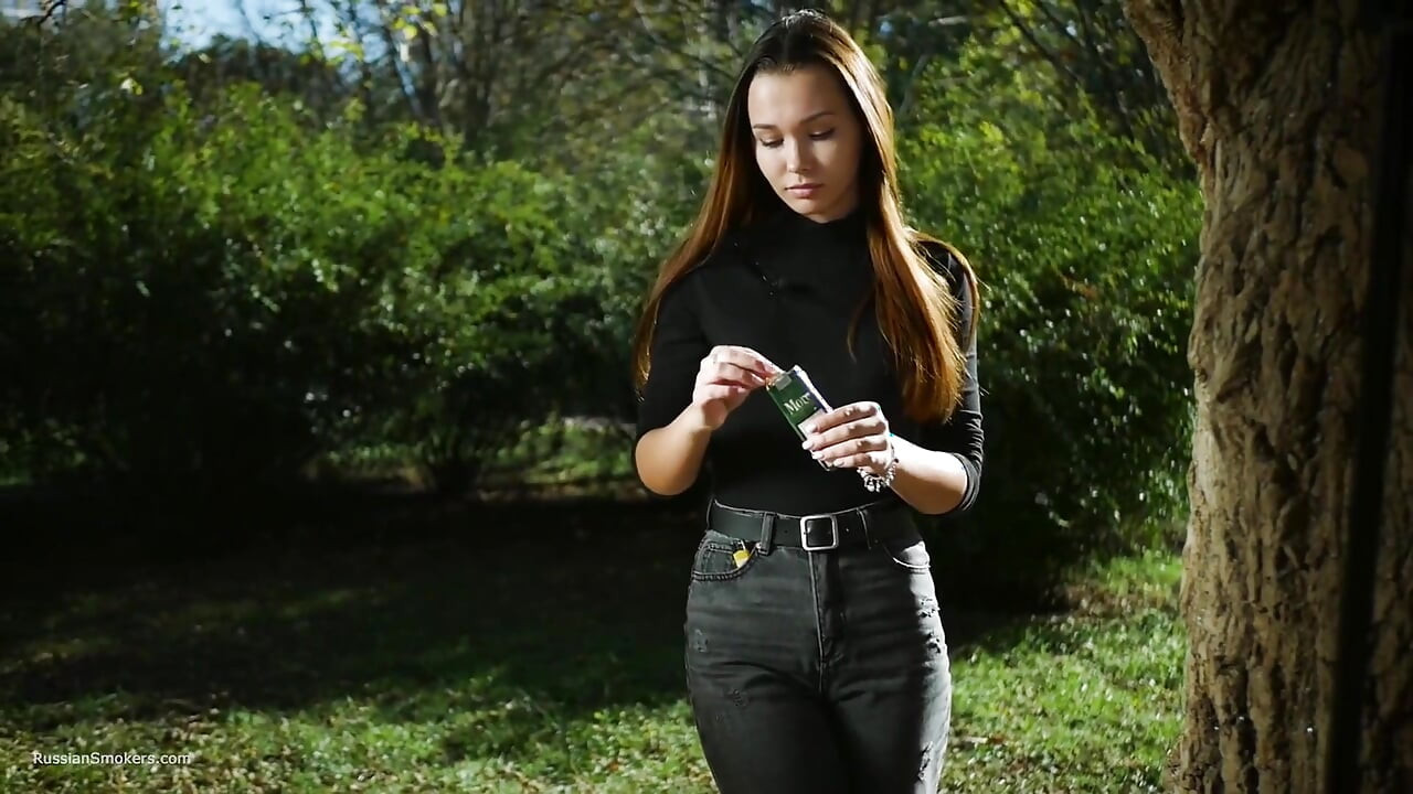 甜美性感的俄羅斯女孩在戶外抽煙