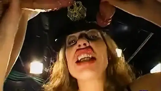 Asiatische Falsche Titten-schlampe Nimmt Dicken Schwanz Tief in Den Hals, Um Abspritzen Ins Gesicht Zu Ficken