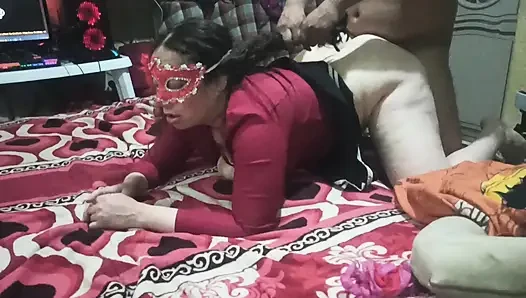 Er schlug meine Frau richtig hart für ihre saftige Kapsel, bis sie mit Vergnügen fertig wurde, nass, sexy maskiert