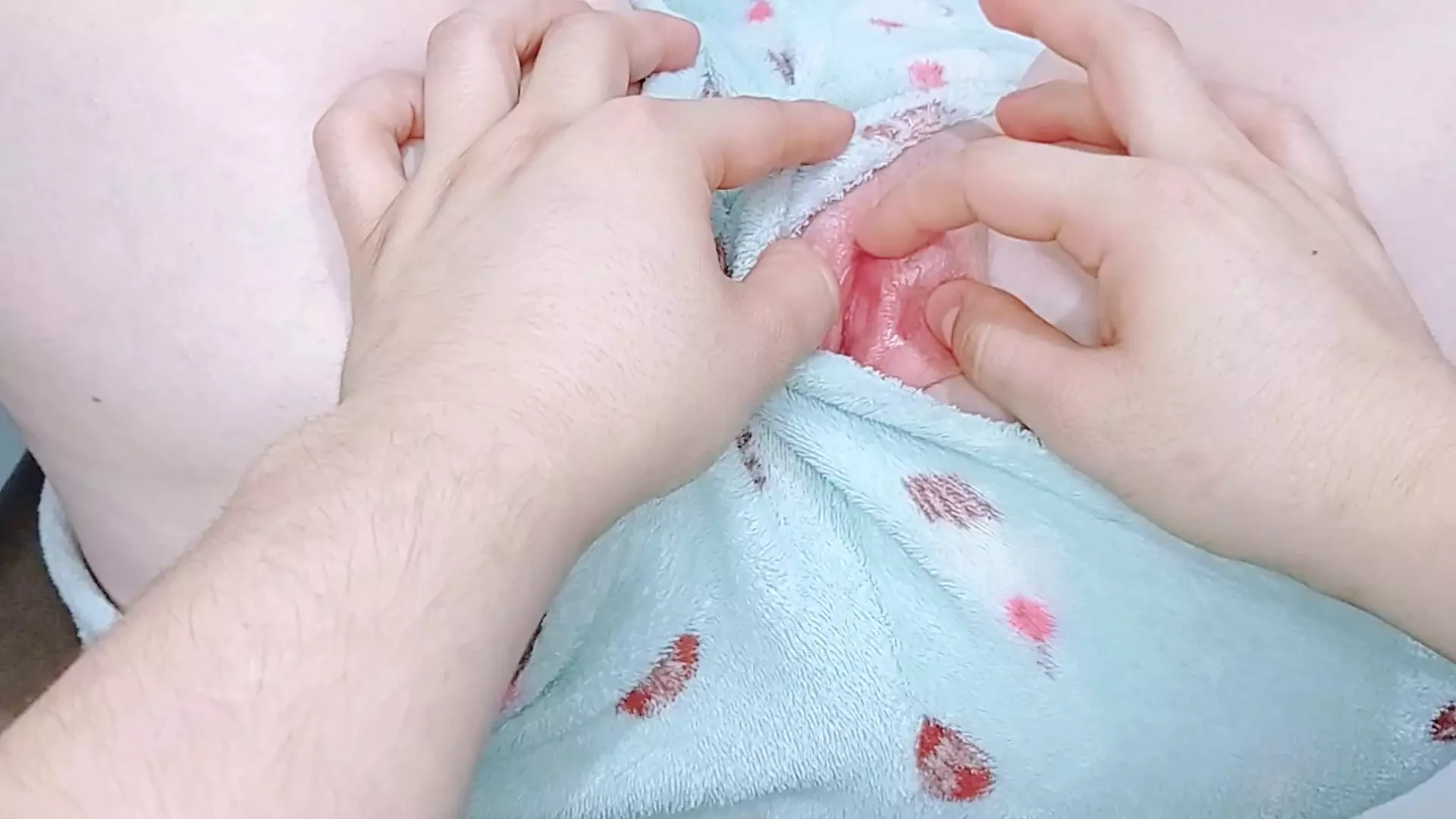 パジャマの下の美しい小柄な猫