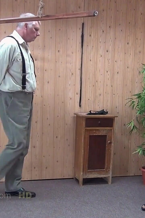 Ясмина получава камшик по гърдите 31234