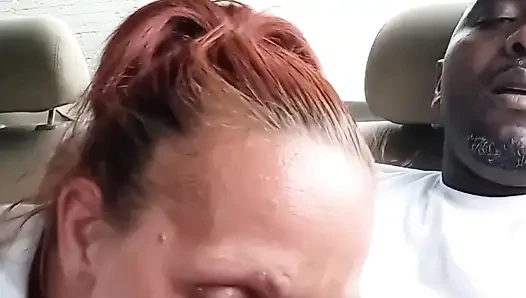 Уличная проститутка делает минет в машине. Сперма в гору