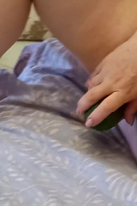 Grandota masturbándose con un pepino grande 1