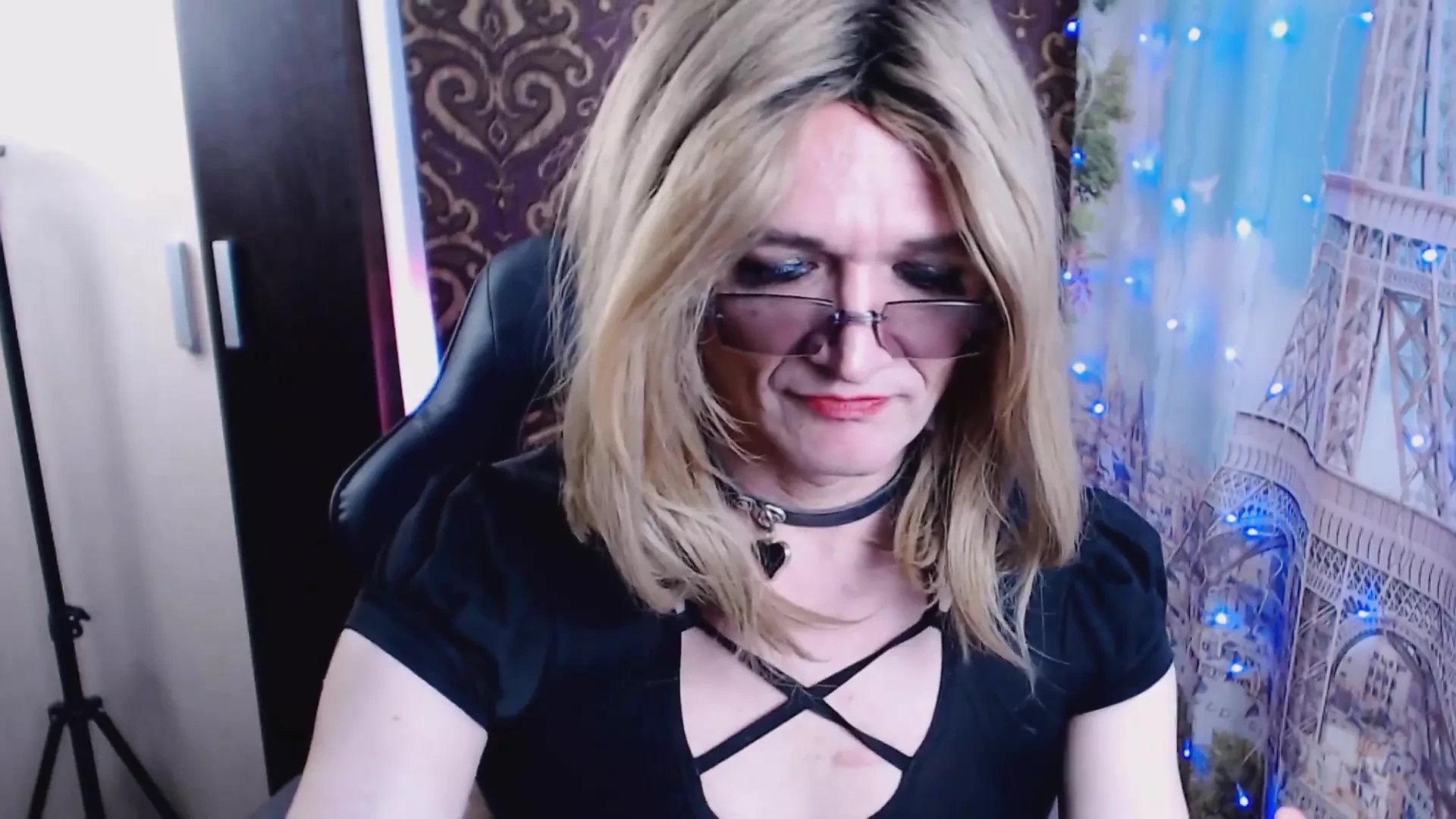 Online Broadcast Iris Is Excited and Jerking off When It Is Humiliated by Visitors to the Site