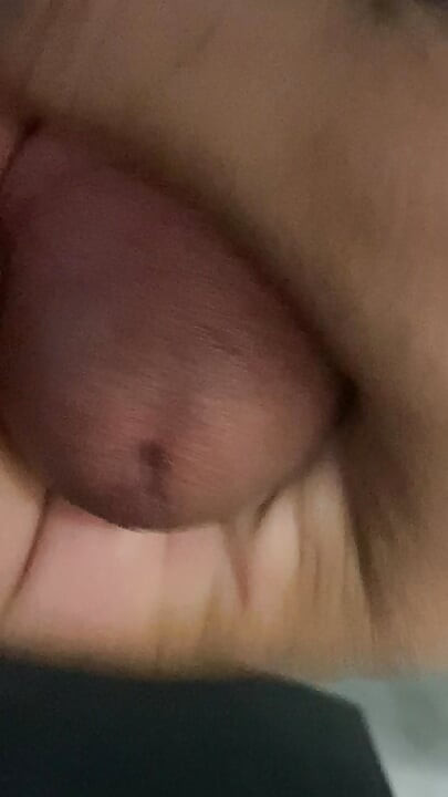 En el baño había una polla que se estaba poniendo dura, solo sabiendo aguantar sin poder hacer nada
