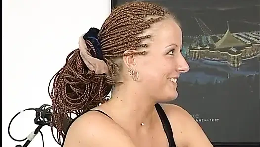 Schätzchen spreizt die beine, während ein dildo in ihre fotze gedrückt wird: Lutscht später einen schwanz