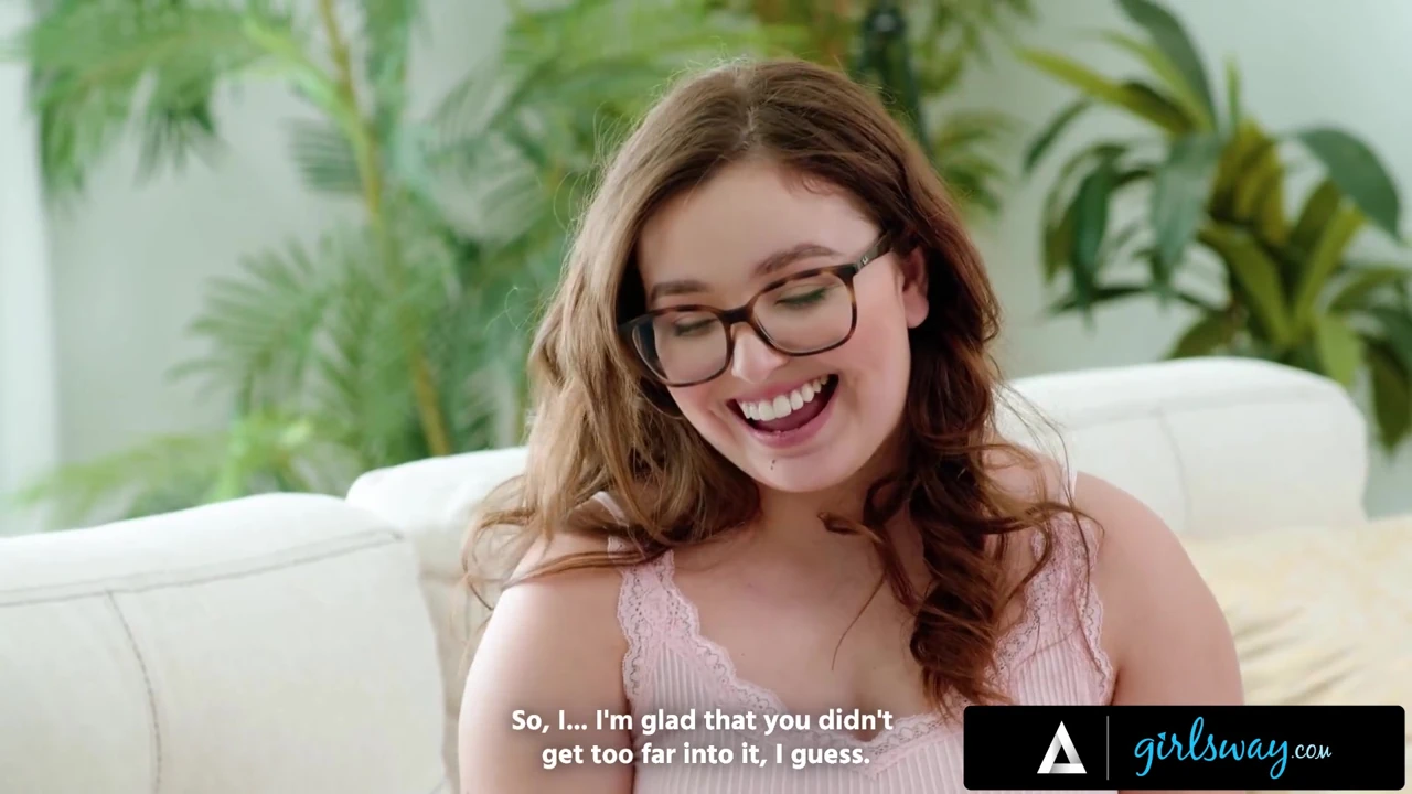 Girlsway - orta yaşlı seksi kadın Serene Siren özel günlüğünü okuduğunu itiraf ederken utangaç Leana küllerini seviyor