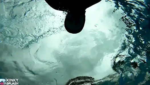 Wetsuit esaret denizkızı kaygan havuzda yüzgeçler, ip ve derin dalış