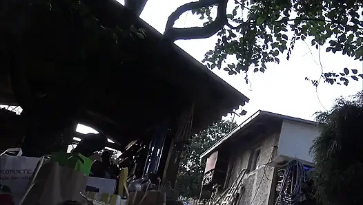 Komşu barbekü partisi yapıyor ve kızlar utanmaz ve külotsuz