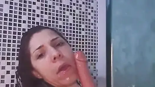 Hot Babe Masturbating in the Bath