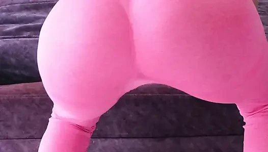 Jongkok di leggin ketat - olahraga di rumah