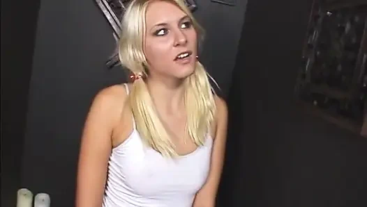 Schmutzige blonde schlampe lutscht schwanz im geständnisraum