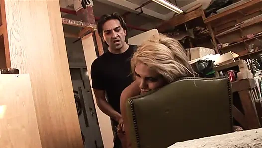 Şehvetli kız amının amcığı dölle dolu minyon görünüyor