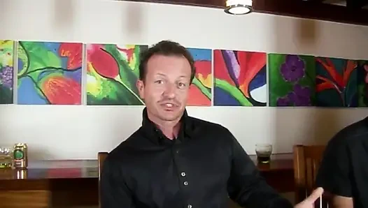 Reife blondine verschlingt pulsierenden schwanz im outdoor-paradies