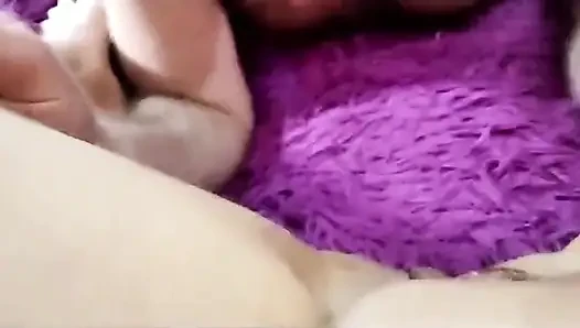 Pertunjukan hot gadis nakal dengan memek tembus panik sama big labia
