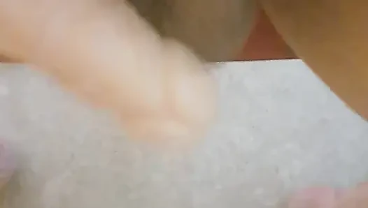 Sissy, bir topu kırma seansından sonra boşalıyor