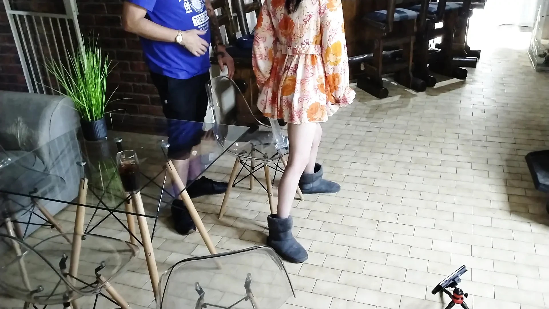 四分之一在椅子上用假阳具。