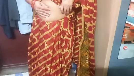 Индийская бхабхи носит красивую сари.