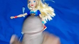 Une poupée Supergirl se fait éjaculer dessus