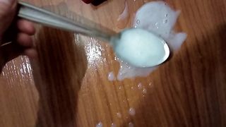 Une cuillère à table de sperme déborde